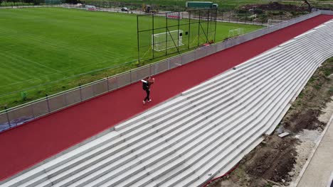 Reisender-Mit-Rucksack-Zu-Fuß-Auf-Bunten-Rot-weiß-Und-Grün-Hintergrund-Fußballfeld