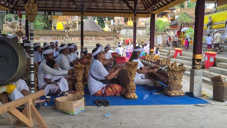 Hindu-Rituals-on-Bali,-Indonesia,-Gamelan-Music-and-Musicians-During-Ceremony-at-Temple