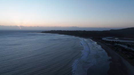 Drohnenaufnahme-In-Der-Abenddämmerung-Von-Stinson-Beach-In-Kalifornien-Im-Januar