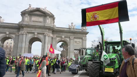 Los-Tractores-Bloquean-Las-Carreteras-Durante-Una-Huelga-De-Agricultores-Mientras-Los-Agricultores-Y-Los-Sindicatos-Agrícolas-Se-Reúnen-En-La-Puerta-De-Alcalá-En-Madrid-Para-Protestar-Contra-La-Competencia-Desleal,-Las-Políticas-Agrícolas-Y-Gubernamentales.