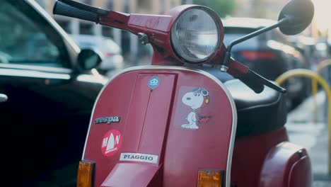 Vista-Panorámica-Giratoria-Del-Ciclomotor-Vespa-Italiano-En-Una-Calle-Concurrida-En-Un-Día-Soleado