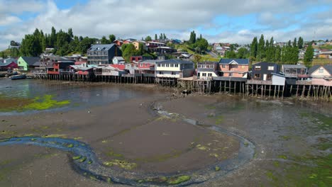 Coloridos-Palafitos-En-Un-Día-Nublado-En-Castro,-Chiloé,-Mostrando-La-Marea-Baja,-La-Cultura-Vibrante-Y-La-Arquitectura-Local.