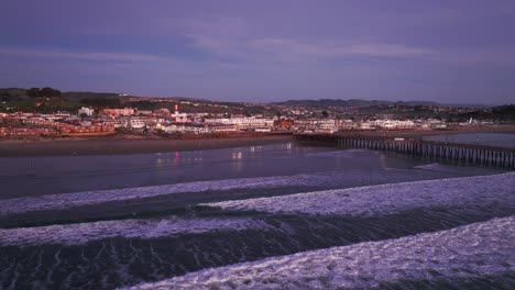 Toma-Panorámica-Hacia-La-Izquierda-De-Pismo-Beach-Durante-La-Puesta-De-Sol-En-California