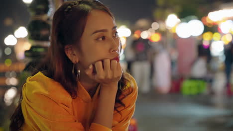 Einsame-Junge-Asiatische-Frauen-Im-Gelben-Outfit-Sitzen-Und-Denken-Mit-Unscharfem-Hintergrund