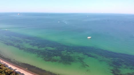 Luftaufnahme:-Deutsche-Nordküste-In-Heiligendamm-Mit-Einigen-Schiffen-Im-Hintergrund