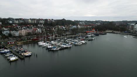 Vuelo-De-Drones-Hacia-El-Puerto-De-La-Histórica-Ciudad-De-Flensburg,-Alemania