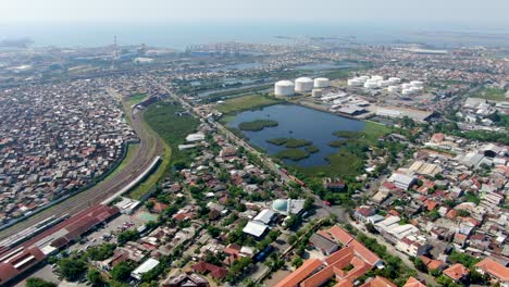 Estanque-De-Agua-Y-Zona-Industrial-De-La-Ciudad-De-Semarang-Rodeada-De-Distritos-Habitables,-Vista-Aérea