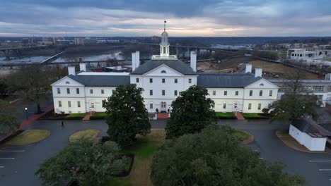 Luftaufnahme-Des-Gebäudes-Der-Ethyl-Corporation-In-Richmond-In-Der-Abenddämmerung