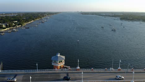 Drohnenaufnahme-Der-Ocean-Ave-Bridge-In-Lantana,-Florida,-über-Dem-Intercoastal-Waterway