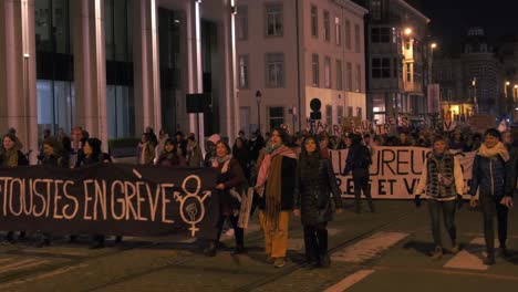 Los-Manifestantes-Llevan-El-Cartel-&#39;en-Greve&#39;-En-La-Marcha-Crepuscular-Por-Los-Derechos-De-Las-Mujeres