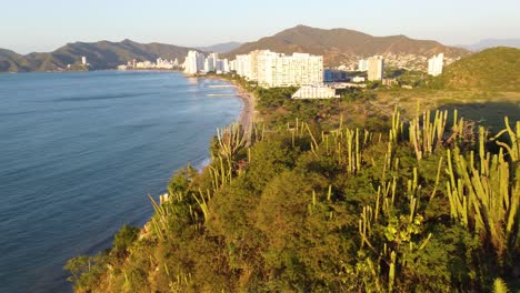 Vista-Aérea-De-La-Playa-Del-Rodadero-Ubicada-En-Santa-Marta,-Magdalena,-Colombia