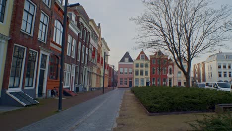 Un-Hermoso-Paisaje-Cinematográfico-Recorrido-En-Europa-En-Holanda,-Países-Bajos,-Con-Un-Diseño-Arquitectónico-Auténtico-De-Estilo-Holandés-De-Casas,-Edificios-Y-Calles.