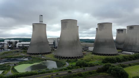 Luftaufnahme-Der-Türme-Des-Kernkraftwerks-Ratcliffe-on-Soar,-Die-Sich-Aus-Landwirtschaftlich-Genutzten-Ackerflächen-In-Nottingham-Erheben