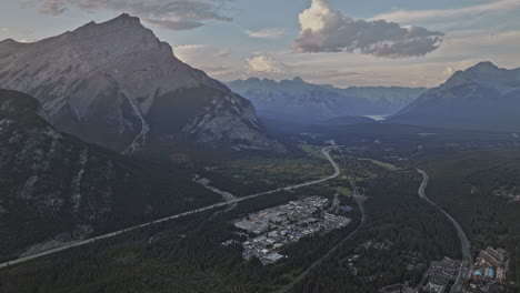 Banff,-AB,-Kanada,-Luftaufnahme-V3,-Höhenflug-Einer-Drohne-über-Der-Stadt,-Panoramablick-Auf-Die-Kaskadenberglandschaft,-üppige-Dichte-Wälder-Und-Täler-Von-Oben-–-Aufgenommen-Mit-Mavic-3-Pro-Cine-–-Juli-2023