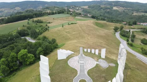 Complejo-Conmemorativo-De-La-Segunda-Guerra-Mundial-De-Kadinjaca,-Vista-Aérea-De-Drones