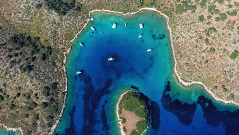 Luftaufnahme:-Panorama-Drohnenaufnahme-Der-Paradiesbucht-Der-Insel-Kira-Panagia-Auf-Den-Sporaden,-Griechenland,-Mit-Erstaunlich-Türkisfarbenem-Und-Smaragdgrünem-Kristallklarem-Wasser