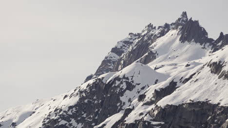 Montaña-Cubierta-De-Nieve-En-Suiza