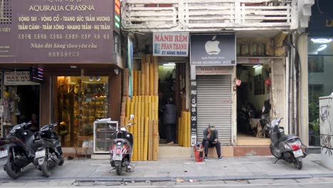 Lebhaftes-Geschäft-Für-Bambusteppiche-In-Hanoi,-Vietnam,-Mit-Farbenfrohen-Mustern-Und-Designs-Auf-Einem-Geschäftigen-Markt