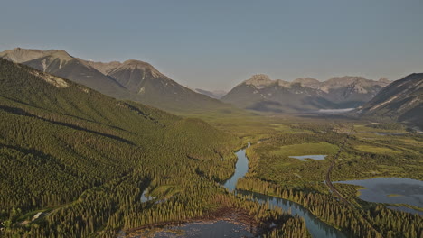 Banff,-AB,-Kanada,-Luftaufnahme-V27,-Panoramablick,-Drohnenüberflug-über-Den-Bow-River,-Der-üppig-Bewaldete-Täler,-Unberührte-Seen-Und-Die-Norquay-Bergketten-Bei-Sonnenaufgang-Einfängt-–-Aufgenommen-Mit-Mavic-3-Pro-Cine-–-Juli-2023