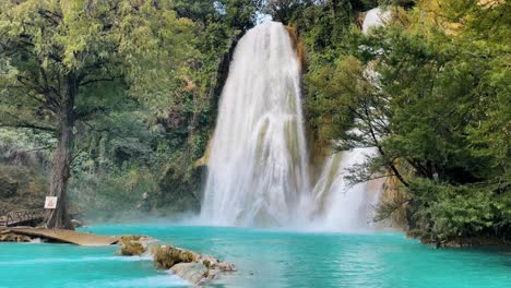 Idyllischer-Türkisfarbener-Fluss-Und-Teich-Mit-Wunderschönen-Wasserfällen-Im-Mexikanischen-Dschungel