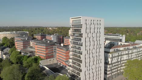 Luftaufnahme-Einer-Gemischt-Genutzten-Bebauung-Mit-Bürogebäuden-Und-Urbanem,-Modernistischem-Hochhaus