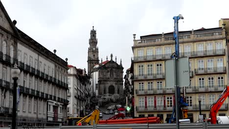 Toma-Estática-De-La-Igreja-Dos-Clerigos-Y-Su-Torre,-Maquinaria-Operativa-En-Primer-Plano.