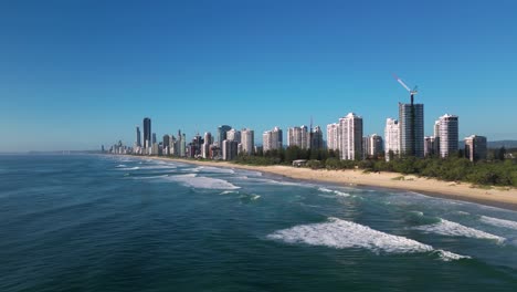 Vista-Aérea-En-Aumento-Hacia-Adelante-Sobre-La-Playa-Principal-Mirando-Al-Sur-Hacia-Surfers-Paradise,-Gold-Coast,-Australia