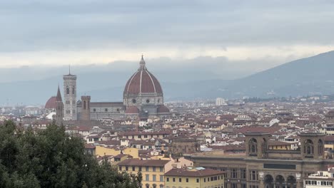 Hermosa-Vista-Del-Paisaje-Urbano-Al-Atardecer-Del-Duomo-De-Santa-María-Nouvelle-Y-La-Ciudad-De-Florencia,-En-La-Toscana-Italiana