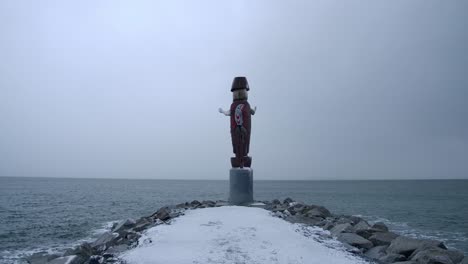 Wooden-Native-Statue,-West-Vancouver-Ambleside-Beach,-Snowy-Winter-Day