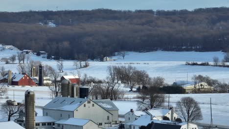 Amish-Farm-Mit-Schnee-Bedeckt