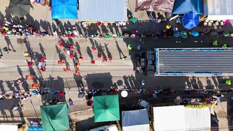 Vista-De-Pájaro-De-Arriba-Hacia-Abajo-Estática-De-Los-Artistas-Del-Carnaval-De-La-Gran-Marcha-De-La-Calle-Y-Sombras-Bailando