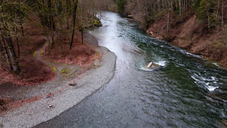 Pacific-Northwest-Smooth-forward-movement-of-fast-flowing-Cedar-River-in-Washington-State