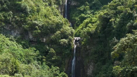 Clip-De-Una-Hermosa-Cascada-Grande-En-El-Barrio-De-Puichig,-Cantón-Mejía,-Provincia-De-Pichincha,-Ecuador