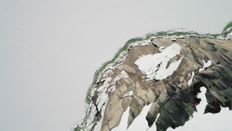 Montaña-Cubierta-De-Nieve-Y-Lago-Congelado-En-Suiza