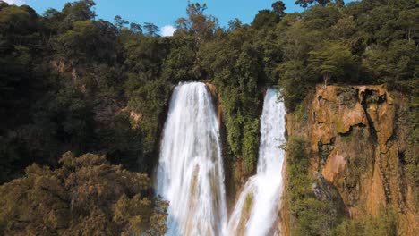 Espectaculares-Cascadas-Con-Aguas-Turquesas-Surrealistas-En-La-Selva-Mexicana,-Imágenes-De-Drones