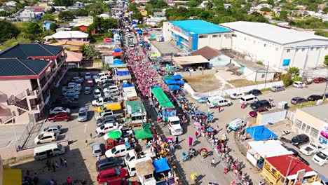 Un-Dron-Se-Eleva-Sobre-Las-Carrozas-Y-Los-Artistas-Del-Desfile-De-Carnaval-De-La-Gran-Marcha-En-El-Caribe