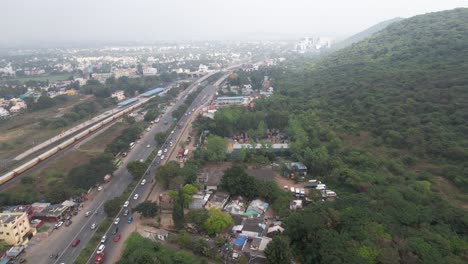 Toma-Aérea-Brumosa-De-La-Carretera-Cerca-De-La-Montaña-Durante-El-Amanecer-En-La-Ciudad-India