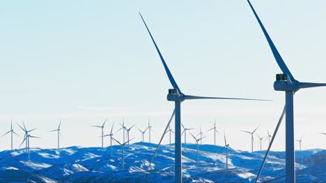Bessaker,-Provinz-Trondelag,-Norwegen-–-Auf-Einem-Schneebedeckten-Berg-Installierte-Windturbinen-–-Mittlere-Aufnahme