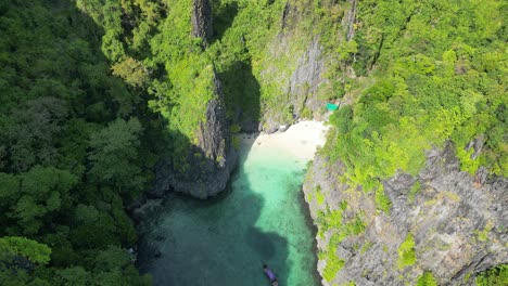 Pequeño-Refugio-De-Playa-Escondido-En-La-Laguna-Wang-Long-En-Phi-Phi-Tailandia,-Aéreo