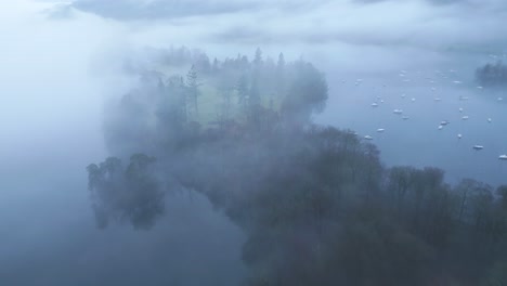 Annähernde-Drohnenaufnahme-Einer-Nebligen-Insel-Auf-Dem-See-Bowness-on-Windermere-Im-Distrikt-Furness-Im-Nationalpark-Cumbria-In-England