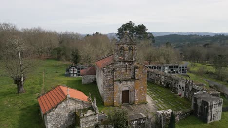 Malerische-Bemooste-Verwitterte-Alte-Kapelle,-Umgeben-Von-Friedhofsurnenhaltern-Der-Kirche-Santa-Maria-De-Vilela-In-Punxin,-Orense,-Spanien