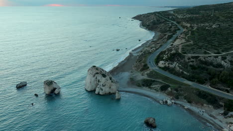 Vista-Panorámica-De-Pilas-De-Mar-Y-Carretera-Costera-Al-Atardecer-En-Chipre,-Oriente-Medio