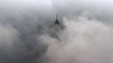 Wawel-Castle-during-foggy-sunrise,-Krakow,-Poland---static,-no-movement