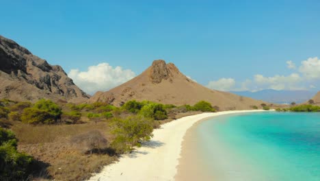 turquoise-water-and-steep-Hills-Of-The-Pink-Beach-On-Padar-Island-in-Komodo-National-Park,-Indonesia