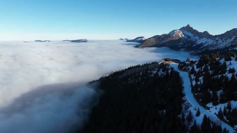 Wolkenmeer-Auf-Dem-Wunderschönen-Berggipfel-Am-Morgen-Mit-Skistationslift