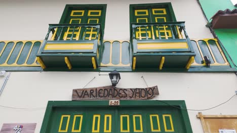 Puerta-Verde-Brillante-Con-Acento-Amarillo-Con-Vista-Inclinada-Hacia-El-Balcón