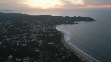 Puesta-De-Sol-Panorámica-Aérea-De-La-Playa-De-Sayulita-Ciudad-Costera-De-Verano-Del-Pacífico-Mexicano