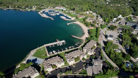 Disparo-De-Drone-Con-Vistas-A-La-Bahía-Hermana,-Wisconsin,-En-Un-Día-Soleado-Con-Agua-Azul