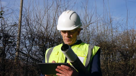 Un-Arquitecto-Profesional-Maduro-Con-Una-Tableta-Inspeccionando-Un-Sitio-De-Construcción