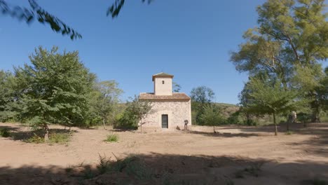 Luftaufnahmen-Einer-Struktur-Eingebettet-In-Das-Grüne-Gelände-Des-Marmolejo-Spa-Center,-Umgeben-Von-üppigen-Bäumen-In-Der-Provinz-Jaén,-Andalusien,-Südspanien